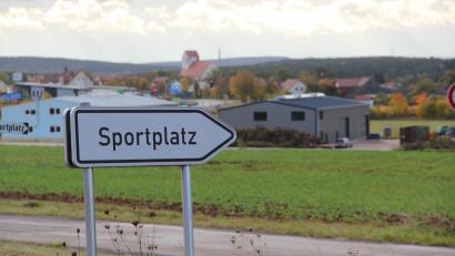 Bild: upl
Blick auf Trisching mit der Pfarrkirche im Hinter- und dem Gewerbegebiet im Vordergrund. Die Fläche Richtung Sportplatz soll jetzt auch Industriegebiet werden.