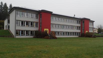 Bild: br
Im Zuge der Schaffung einer Offenen Ganztagsschule musste als weitere Säule ein Brandschutzkonzept für die Fichtelnaabtal-Grundschule in Neusorg (unser Bild) für den allgemeinen Schulbetrieb im Innenbereich sowie auch im Außenbereich erstellt werden. Die hierfür veranschlagten Gesamtinvestitionen belaufen sich auf 234.000 Euro.