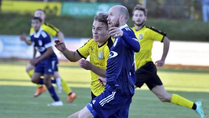 Bild: Hubert Ziegler
Nach den leichtfertig vergebenen Punkten gegen den TSV Kareth (Bild) ist der FC Amberg (vorne links Marcel Hack) am Sonntag nun beim SV Neukirchen beim Heiligen Blut gefordert.