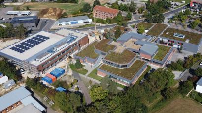 Bild: ref
Beim Neubau der Turnhalle (links) an der Schönwerth-Realschule, Fuggerstraße, ist es zu Verzög