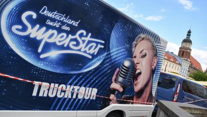 Bild: Patrick Pleul/dpa
Ein Truck für das Casting von "Deutschland sucht den Superstar" fährt durch eine Kleinstadt. Der Traum von der glitzernden und strahlenden Musikkarriere beginnt häufig bei den Vorauswahlen der Produktionsfirma Ufa.