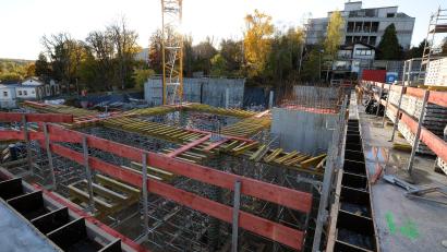 Bild: Stephan Huber
Die Arbeiten am Bierhalsberg laufen: Die Decke auf dem Erdgeschoss ist fast vollständig fertig. Bis Weihnachten soll auch das Obergeschoss aufgesetzt und der Rohbau abgeschlossen sein.