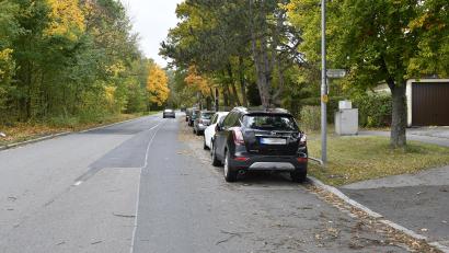 Bild: Petra Hartl
Entlang der Köferinger Straße soll ein Radweg entstehen. Im Bereich zwischen der Einmündung des Liebengrabenwegs und dem Kreisverkehr am Bundeswehrkrankenhaus werden die Radler ihren Radstreifen bekommen.