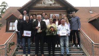 Bild: Jane Lorenz
Die verabschiedeten Vorstandsmitglieder der Knabenkapelle Auerbach (vorderste Reihe, von links); Matthias Merkl, Günther Cermak, Irmgard Rupprecht und Elmar Hamerla zusammen mit dem neuen Vorstand der Knabenkapelle (dahinter, von links): Silvia Götz, Michael Sommer, Thomas Sporrer, Roswitha Müller, Marco Bößl, Patrick Hamerla, Tatjana Lehner, Magdalena Maul, Simon Popp, Bianca König, Marius Uber und Jürgen Müller.