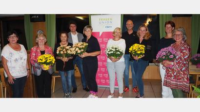 Bild: krb
Die Neustädter Frauen-Union ehrt ihre langjährigen Mitglieder.