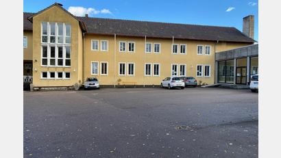 Bild: exb
Die alte Schule in Schlicht soll als Ausweichquartier dienen, wenn der örtliche Kindergarten umgebaut wird.
