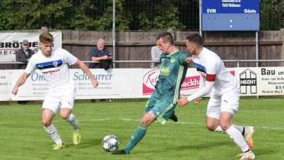 Archivbild: gb
Der SV Mitterteich empfängt am Samstag den TSV Neudrossenfeld. Weiter verzichten müssen die Stiftländer auf Manuel Dürbeck (Mitte, Szene aus der Partie gegen Erlangen-Bruck, 0:2). Der Kapitän hat nach überstandener Verletzung zwar wieder mit dem Training begonnen, hat aber jetzt Rückenbeschwerden.