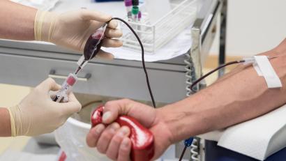 Symbolbild: Christian Charisius/dpa
Um für das Bayerische Rote Kreuz Blut zu spenden, gibt es seit etwa einem halben Jahr Online-Anmeldungen. Nicht alle halten sich aber an ihren gebuchten Termin.