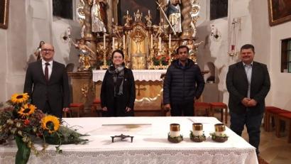 Bild: soj
Bei der Pfarrversammlung berichtete Kirchenpfleger Stefan Kausler (von links) der Pfarrgemeinderätin Daniela Würstl, Pfarrer Pater Anish George und Zweitem Bürgermeister Michael Sticht von verschiedenen Maßnahmen in der Pfarrei St. Ägidius.