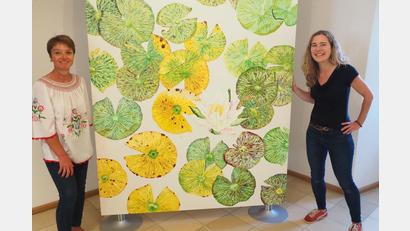 Bild: bl
Museumsleiterin Carola Reul (links) ist beeindruckt von der Bilderwelt, die Katharina Gierlach für ein paar Wochen im Pfreimder Museum präsentiert.