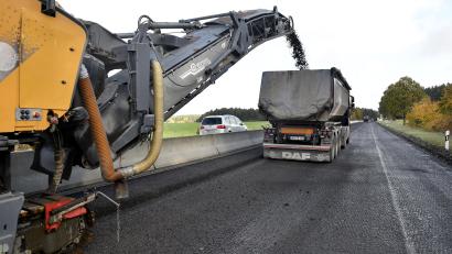 Bild: Petra Hartl
Hier werden beeindruckende Mengen bewegt: Die B 299 bekommt zwischen Amberg und Ursensollen einen neuen Belag.