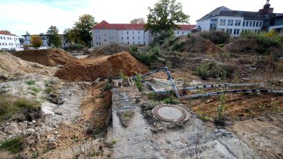 Bild: Stephan Huber
Auf dieser noch freien Fläche hinter dem ehemaligen Bettenhaus entsteht der 30 Millionen Euro teure Neubau der Bayern Care GmbH aus Erlangen.