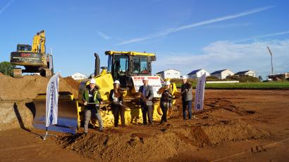 Bild: sei
Den symbolischen ersten Spatenstich für den neuen Manteler Netto übernahmen (von links) Dennis Tkatsch (Bauleiter bei Ratisbona), Kerstin Müller (Netto Marken-Discount), Bürgermeister Richard Kammerer, Magdalena Seiler (Planerin bei Ratisbona) und Projektleiter Karl-Heinz Mayerhöfer.