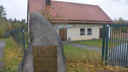 Bild: fz
Die DJK Leuchtenberg steht am Scheideweg: Sollten sich für das Vorstandsteam keine Kandidaten finden lassen, droht dem Verein die Auflösung. Die Sportgruppen und das Sportheim samt der Sportanlage stünden vor dem Aus.