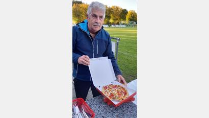 Bild: gä
Die Pizzas aus dem Steinofen wurden auch abgeholt und waren bald vergriffen.