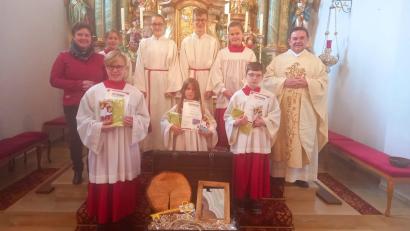 Bild: Pfarramt Bärnau/exb
Pfarrer Konrad Amschl (rechts) und Pastoralreferentin Maria Wagner (links) hießen die drei neuen Ministranten Julian, Sina Lee und Florian (vorne, Mitte von links) willkommen.