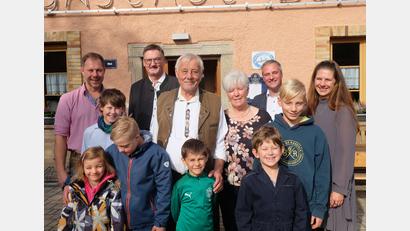 Bild: ohr
Johann Bodensteiner (Bildmitte mit Gattin Josefine) und den Kindern Gregor (links) und Annette (rechts) sowie den Enkeln (von links) Klara, Ben, Leo, Noa, Toni und 
Luis feierte sein 80. Wiegenfest. Bürgermeister Hans Prechtl und sein Stellvertreter Thomas Rohrwild (hinten von links) gratulierten im Namen der Gemeinde Stulln. Auch zahlreiche Ortsvereine überbrachten die Glückwünsche.