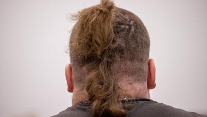 Bild: Daniel Karmann
Der wegen Körperverletzung angeklagte Youtuber "Drachenlord" steht bei Prozessbeginn im Sitzungssaal des Strafjustizzentrums des Landgerichts Nürnberg-Fürth. Der 32-Jährige muss sich wegen Körperverletzung und anderer Delikte sowie Verleumdung und Beleidigungen von Polizisten vor dem Gericht verantworten.