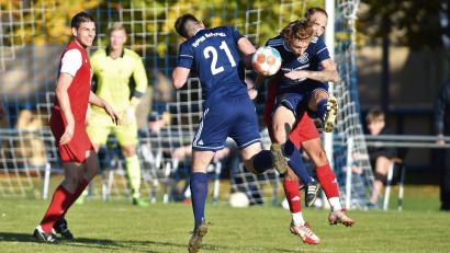 Bild: Büttner, Gerhard
Für die SpVgg Schirmitz war die 1:2-Heimniederlage eine bittere Pille. Am Sonntag müssen die Dütsch-Schützlinge erneut auf eigenem Gelände ran, es kommt Titelfavorit SV Grafenwöhr.