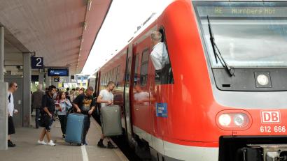 Archivbild: Stephan Huber
Ein Regional-Express am Bahnhof in Amberg: Bald sollen in Nordostbayern mehr solcher Züge fahren.