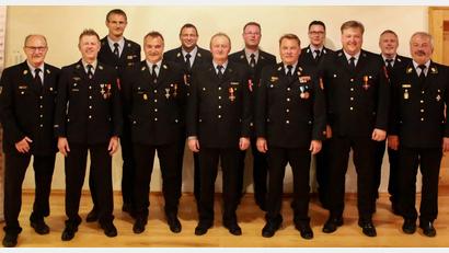 Bild: egl
Kreisbrandrat Fredi Weiß (rechts) nimmt bei der Dienstversammlung Ehrungen. Auch der stellvertretende Landrat und Kastler Bürgermeister Stefan Braun wird ausgezeichnet. Kreisbrandmeister Alexander Graf erhält das bayerische Feuerwehr-Ehrenkreuz in Silber.