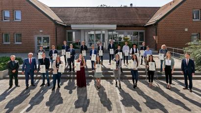 Bild: Verena Matthies/Fotostudio Daniel/exb
Die Handwerkskammer ehrt die besten Gesellen. Es gratulierten die HWK-Vizepräsidenten Gerhard Ulm (erste Reihe, Zweiter von links.) und Christian Läpple (erste Reihe, ganz links) sowie der stellvertretende HWK-Hauptgeschäftsführer Hans Schmidt (erste Reihe, Erster von rechts).