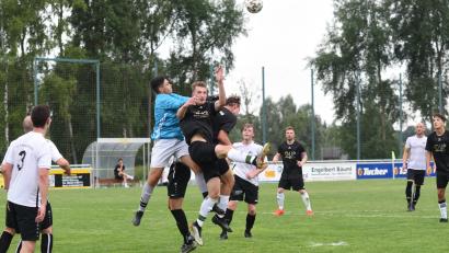 Archivbild: gb
Zum Saisonstart hatte der FC Tirschenreuth gegen den FC Lorenzreuth mit 0:2 das Nachsehen. In dieser Szene klärt FCL-Torwart Leon König gegen Nico Stark. Am Sonntag steigt in Lorenzreuth das Rückspiel.
