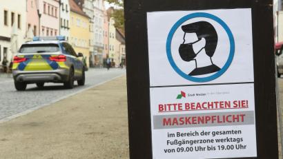 Archivbild: Gabi Schönberger
Hier, in der Fußgängerzone Weiden, kontrollierte eine vorbeifahrende Polizeistreife den Angeklagten im Dezember 2020. Er fiel den Beamten auf, weil er - anders als alle anderen Passanten - keine Maske trug.