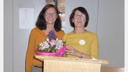 Bild: di
Anette Großer überreichte der Vorsitzenden Gerda Six einen Blumenstrauß als Dank für ihren Einsatz während der Coronazeit.