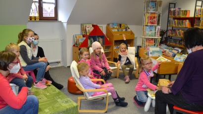 Bild: gi
Aufmerksam lauschten die Kinder bei der ersten Vorlesestunde nach dem Lockdown in der Gemeinde- und Pfarrbücherei der Märchentante Anni Hierold.