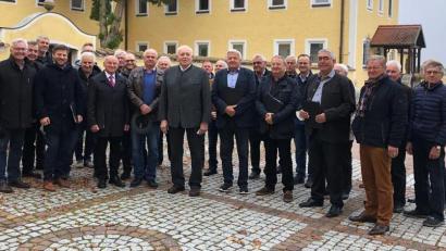 Bild: mab
Zum 80. Geburtstag von Georg Obermeier (Mitte) gratulierte der Bergchor St. Barbara mit einem Ständchen nach der Sonntagsmesse.