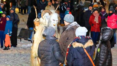 Archivbild: njn
2019 waren am Christkindlmarkt in Erbendorf noch die Gröll-Deifl unterwegs. Dieses Jahr soll es keinen Weihnachtsmarkt geben, dafür wollen Geschäfte besondere Aktionen an den vier Adventssamstagen machen.