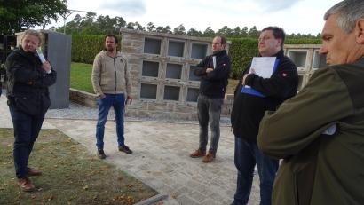 Bild: Houschka
Auf dem Dürnsrichter Friedhof sind zwei neue Urnenwände entstanden. Bürgermeister Christian Ziegler (Zweiter von rechts) zeigte sie bei einer Ortsbesichtigung dem Gemeinderat und dankte später bei der Sitzung des Gremiums dem Bauhof. Dessen Bedienstete hatten die Anlage errichtet.
Bild: Houschka