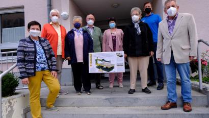 Bild: u
Das BRK-Seniorenheim St. Barbara bekam für die Holzwerker eine neue 400 Euro teure Dekupiersäge - spendiert je zur Hälfte vom Förderkreis Altenhilfe und Werkmarkt Eisen Schertl. (von links): 2. Bürgermeisterin Bärbel Birner, stellvertretende Förderkreisvorsitzende Hildegard Kohl, Gisela Witt, Gruppenleiter Josef Kohl, Heimleiterin Astrid Geitner, Julia Wenzl, WM-Markt-Besitzer Stefan Schertl und Förderkreisvorsitzender Werner Schulz.