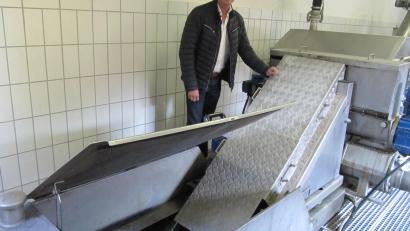 Bild: fg
Nicht erfreut schaut Bürgermeister Hermann Falk in den ersten Schmutzfang der Kläranlage. Speziell Feuchttücher machen hier der Technik zu schaffen.