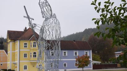 Bild: bö
Auf der Friedhofsbrücke ist jetzt eine Stahlkonstruktion des Brückenheiligen St.. Nepomuk der Blickfang für Gäste und Einheimische gleichermaßen geworden. Er stammt aus der Werkstatt des Schmidmühlener Künstlers Franz Schmid.