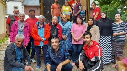 Bild: Angelika Steuer/exb
Auf dem Bild Helfer aus Warmensteinach beim Beladen des Lkw mit den Hilfsgütern. Organisiert wird der Transport auch über die Feuerwehr Neusorg durch Kreisbrandmeister Peter Prechtl (rechts hinten im roten T-Shirt).