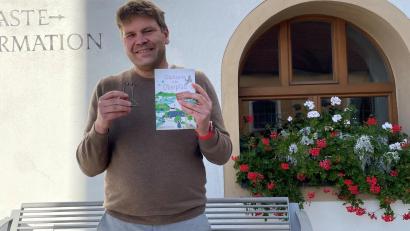 Bild: Veronika Lobinger/exb 
Marko Pammer präsentiert die neuen Souvenirs und Geschenke aus der Gästeinfo.