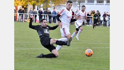 Bild: Hubert Ziegler
Andreas Hammerl (links) vom ASV Haselmühl trifft in dieser Szene zum Siegtreffer für die Gäste. Lukas Rubenbauer (Mitte) und Granit Sejdiu vom SV Inter Bergsteig Amberg kommen zu spät.