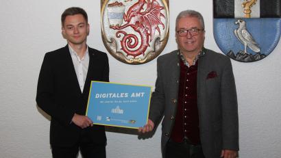 Bild: wro
Das Rathaus Wiesau ist jetzt ein "Digitales Amt". Äußeres Zeichen dafür ist eine Tafel, die von Bürgermeister Toni Dutz und dem Verwaltungsangestellten Maximilian Dagner (von rechts) vor wenigen Tagen vorstellt wurde.
