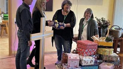 Bild: ubb
Die Go-Church-Kirche überraschte den Plauener Verein Karo mit einer Spende in Höhe von 100 Euro. Ina Rösch und Susanne Bittner (von rechts) übergaben zudem 42 Weihnachtspäckchen.