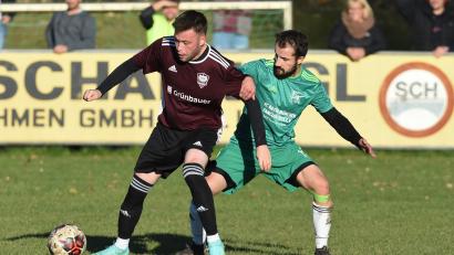 Bild: Büttner, Gerhard
Niklas Aha (links) von der DJK Weiden und Nikolai Schuller (FC Weiden-Ost) im Kampf um den Ball. Das Verfolgerduell der Kreisliga Nord brachte keinen Sieger hervor.