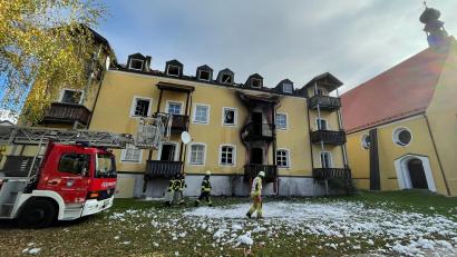 Bild: Armin Weigel
Feuerwehrleute stehen vor einem Haus in Reisbach im niederbayerischen Landkreis Dingolfing-Landau. Drei Frauen und ein frühgeborenes Baby sind hier bei einem Brand ums Leben gekommen.