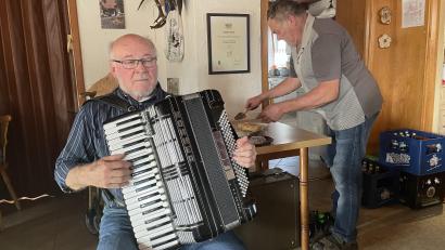Bild: roh
Musikant Reinhard Schwarz sorgte für Kirwastimmung bei den Senioren.