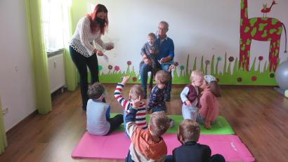 Bild: jzk
Vor der Vorlesestunde im Kursraum des Familien -und Bürgerzentrums Mittendrin verteilte Jessika Wöhrl-Neuber Schutzmasken an die kleinen Zuhörer.