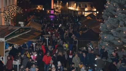 Archivbild: jr
Ganz so eng wie in der Vergangenheit - hier eine Szene aus dem Jahr 2019 - darf es beim diesjährigen Mitterteicher Weihnachtsmarkt nicht zugehen.