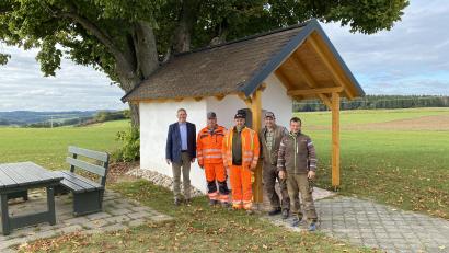 Bild: Stadt Auerbach/exb
Bürgermeister Joachim Neuß (links) nahm das gelungene Werk in Augenschein und
bedankte sich bei Dieter Dietze, Stefan Lutz, Ludwig
Wittmann und Uwe Schlegl (von links) vom Bauhofes für die aufwendige Sanierung der Sturmschäden.
