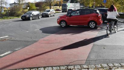 Bild: Petra Hartl
An bestimmten Stellen im Stadtgebiet, wie hier an der Fuggerstraße, sind die Radwege rot markiert. Im Lauf der Jahre verblasst der Anstrich allerdings.
