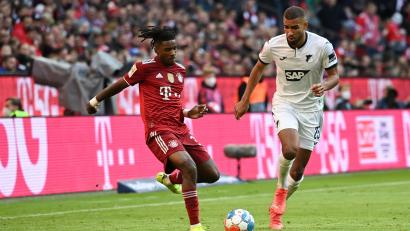 Bild: Sven Hoppe/dpa
Bayerns Omar Richards (links) in Aktion gegen Hoffenheims Kevin Akpoguma. Der 23-jährige Engländer stand bei den Münchnern erstmals in der Startelf.