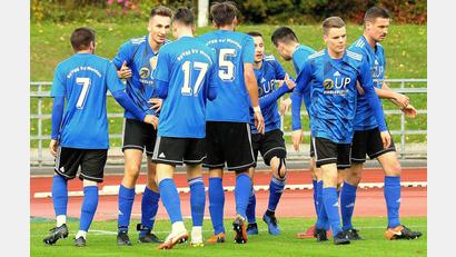 Bild: Werner Franken
Kaum im Spiel brachte Joker Nico Argauer die SpVgg SV Weiden beim 1. FC Passau wieder in Führung. Sehr zur Freude seiner Mannschaftskollegen. Damit beendete die Wasserwerkelf die gesamte Hinserie der Landesliga Mitte ohne Niederlage.